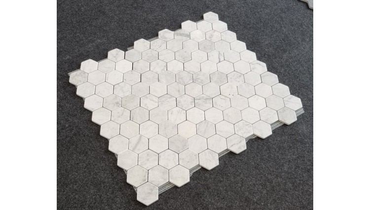 MOZAIKA BIANCO CARRARA HEXAGON MATOWA BĘBNOWANA  DOSTĘPNA OD RĘKI